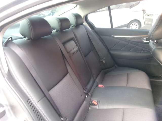 厚みのあるクッションとゆったりした座面で快適な座り心地のリアシート♪