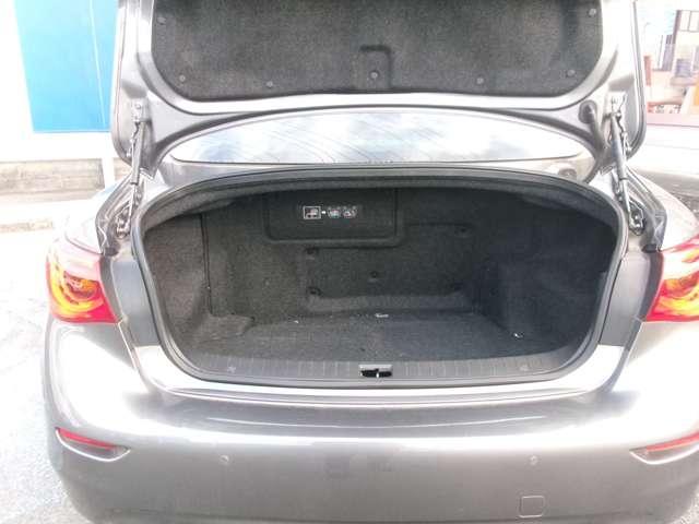 奥行きのあるトランクルームになります。