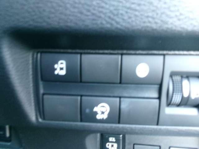 助手席側オートスライドドア付き車です。小さなお子様でもボタンひとつで楽々乗り降りができます。ハンズフリーオートスライドドア付きなので両手が塞がっていても片足でドアの開閉ができてとても便利です。