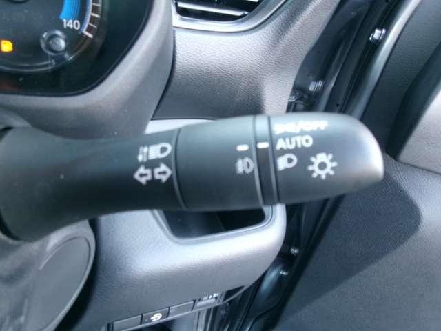 オートライトシステム搭載。トンネル内や夕暮れを感知して自動点灯します。