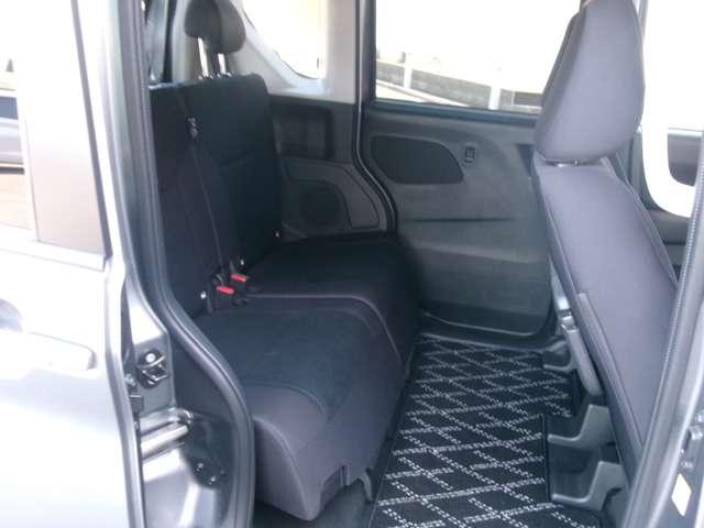 厚みのあるクッションとゆったりした座面で快適な座り心地のリアシート♪