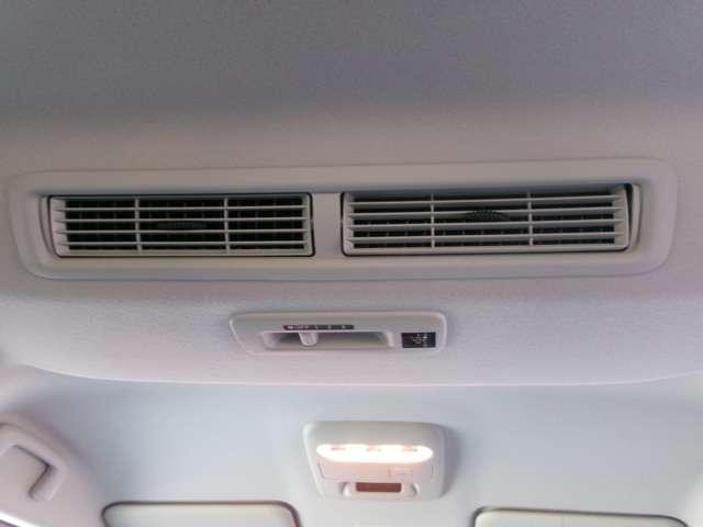リアシーリングファン装備！ルーフに取り付けたファンで、風を後席にも送風！効率的に循環させることで、室内温度を均一に保ちますので、快適に過ごせます♪
