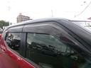 プラスチックバイザー付車で雨の日の換気が快適に。走行中に窓を少し開けても雨が入りにくく、湿気やタバコの煙を排出します。
