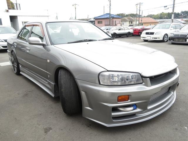 スカイライン ２５ＧＴターボ　Ｒ３４　４ドア後期型　５速公認　フルエアロ　テイン車高調　デュアルマフラー　キノコ型エアクリ　トラスト前置きインタークーラー　１９インチホイール　ＴＢエンジン載替（7枚目）