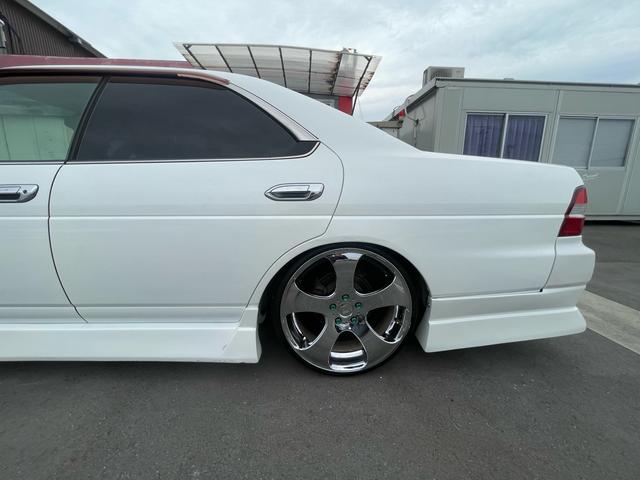 ローレル ２５メダリスト　公認５速　ＲＢ２５ＤＥＴ載せ替え　後期フェイス　社外フルエアロ　ステンマフラー　車高調　前置きインタークーラー　社外エアクリーナー　ワークＬＳ２０インチホイール（13枚目）