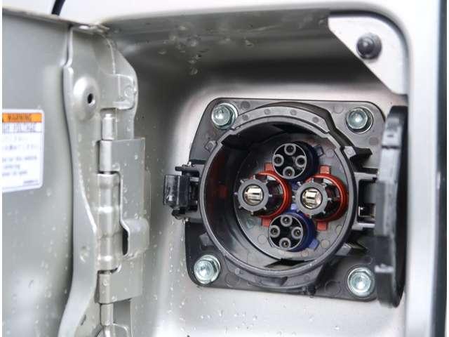 ＣＤ　１６．０ｋｗｈ　４シーター　社有車　電気自動車　駆動用バッテリー残存率１００パーセント　ＡＭＦＭラジオ　前席ヒーター　ハイマウントストップランプ　リヤゲートアンダーミラー　充電ケーブル　応急用タイヤ　リヤガラス熱線　リヤワイパー(6枚目)