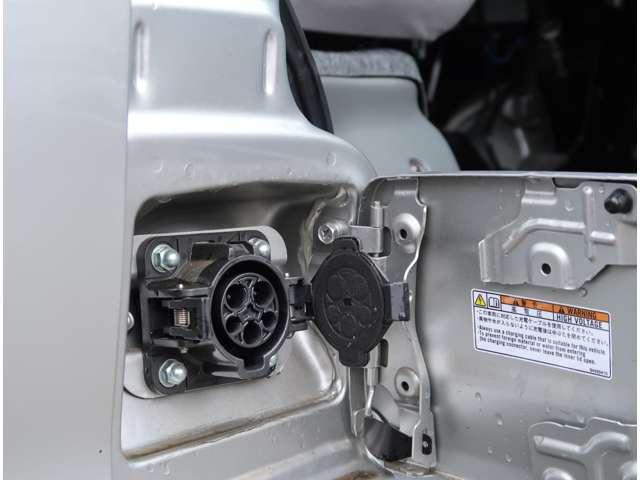 ＣＤ　１６．０ｋｗｈ　４シーター　社有車　電気自動車　駆動用バッテリー残存率１００パーセント　ＡＭＦＭラジオ　前席ヒーター　ハイマウントストップランプ　リヤゲートアンダーミラー　充電ケーブル　応急用タイヤ　リヤガラス熱線　リヤワイパー(13枚目)