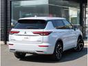 アウトランダーＰＨＥＶ Ｐ　試乗車ＵＰ　スマホ連携ナビ　ＥＴＣ　電動パノラマサンルーフ　衝突被害軽減　マイパイロット　車線逸脱防止　後側方検知警報　革シート　電動シート　シートヒーター　ＢＯＳＥサウンドシステム　電動リアゲート（3枚目）