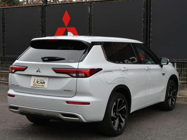 アウトランダーＰＨＥＶ Ｐ　禁煙車　衝突被害軽減　車線逸脱警報　誤発進抑制機能　後側方車両検知システム　スマートフォン連携ナビ　全方位カメラ　本革シート　ＢＯＳＥスピーカー　パノラマサンルーフ　ＡＣ１００Ｖ電源　試乗車ＵＰ（6枚目）