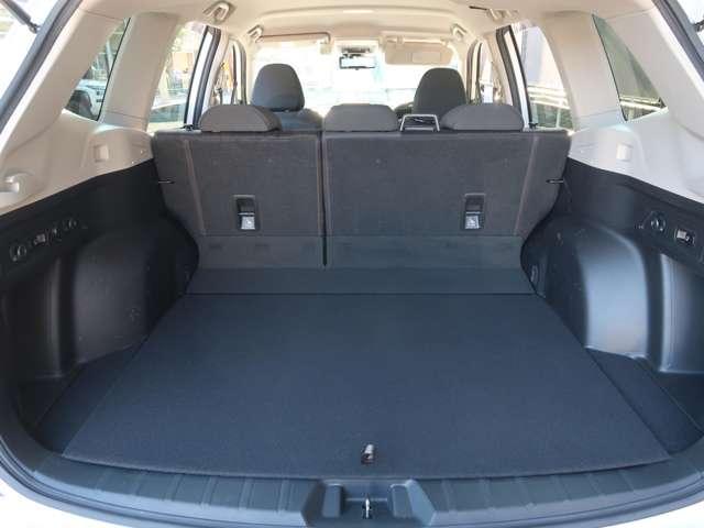 荷室　リヤシートを倒すことで荷室を広く使用できます