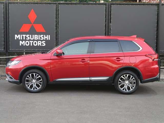 ボディーカラーはレッドメタリック