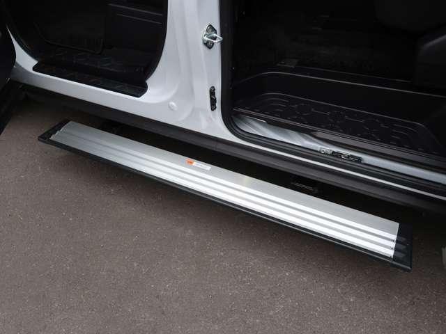 左側電動サイドステップ　助手席ドアと左リヤスライドドアの開閉い連動します