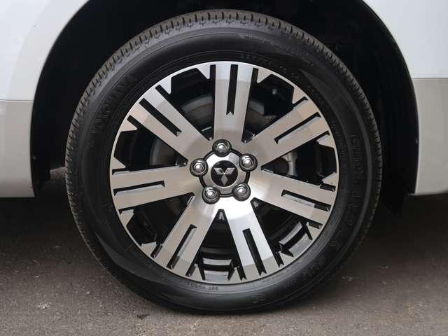 純正アルミホイール　タイヤサイズは２２５／５５Ｒ１８インチ