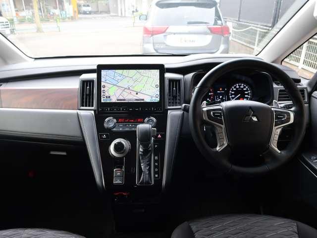 インパネ　黒基調内装　ウッド調パネルのアクセント