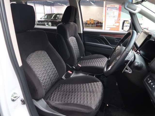 フロントシート　シートヒーター付き　運転席はパワーシート　アームレスト付き