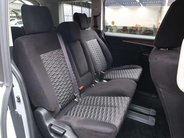 セカンドシートは３人掛け　中央には収納できるアームレスト付き