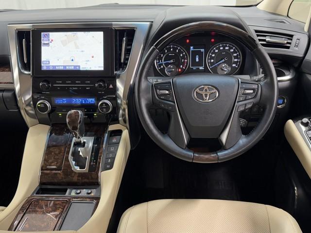 アルファード ３．５ＧＦ　衝突軽減　バックモニター　ナビ＆ＴＶ　クルコン　ＬＥＤヘッドランプ　地デジ　キーレス　アイドリングストップ　ＤＶＤ　３列シート　ＡＢＳ　アルミホイール　オートエアコン　パワーシート　エアバッグ　ＥＴＣ（4枚目）