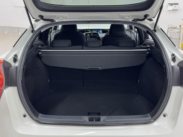 プリウス Ｓセーフティプラス　衝突回避システム　Ｂモニター　ドラレコ付き　定期点検記録簿　ＬＥＤライト　クルコン　ＥＴＣ装備　スマートＫＥＹ　ナビＴＶ　イモビライザー　横滑り防止機能　ＰＷ　カーテンエアバッグ　キーレスエントリー（17枚目）