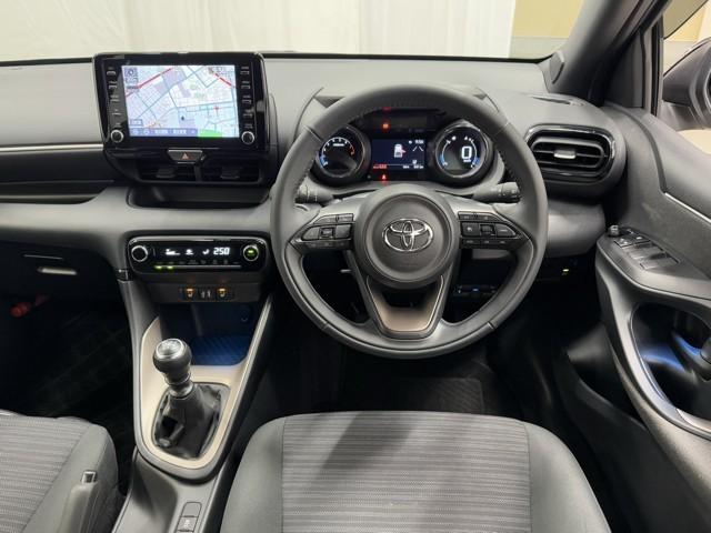 ヤリス Ｚ　サイドＳＲＳ　ＡＡＣ　バックモニタ　スマキー　横滑防止装置　キーフリー　１オーナー　アルミ　ＬＥＤランプ　パワーウインドウ　定期点検記録簿　助手席エアバック　クルコン　エアバッグ　パワーステアリング（4枚目）