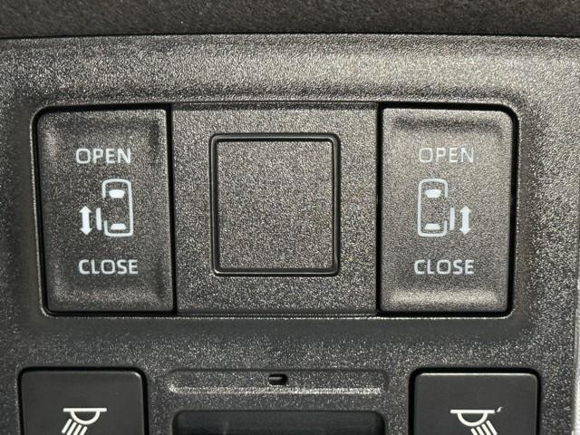 ヴォクシー ハイブリッドＳ－Ｚ　パワーウィンドウ　インテリキー　横滑防止装置　アクティブクルーズコントロール　１オナ　フルオートエアコン　リアカメラ　エアバッグ　ＡＢＳ　１００Ｖ充電　ＷＡＣ　アルミホイール　キーレス　ＰＳ　記録簿（11枚目）