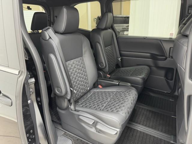 ヴォクシー ハイブリッドＳ－Ｚ　パワーウィンドウ　インテリキー　横滑防止装置　アクティブクルーズコントロール　１オナ　フルオートエアコン　リアカメラ　エアバッグ　ＡＢＳ　１００Ｖ充電　ＷＡＣ　アルミホイール　キーレス　ＰＳ　記録簿（14枚目）