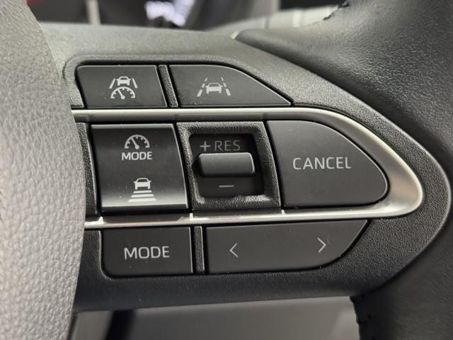 レーダークルーズコントロールです。　前の車との距離をレーダーで測り一定の車間距離に保ってくれますよ。詳細はスタッフまで。