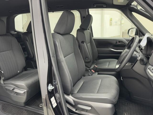 シンプルながら座り心地の良いシートです。　ホールド感も良いので長いドライビングでも疲れにくいんです。