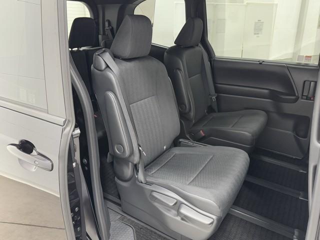 足元広々で、ゆったりとした後席ですね。　後席でノビノビ、リラックス快適な空間でドライブはいかがですか。
