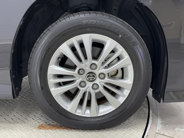 アルミホイールです。　路面に力を伝えるホイール部分は特に目立ちますよね。　ホイールひとつで車のイメージも大きく変わりますね。