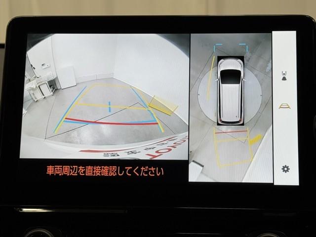 パノラミックビューモニターシステムが付いているので車の上から見た映像が確認できますよ。　一目で車両周辺の情報を確認できますが、直接安全をご確認下さい。