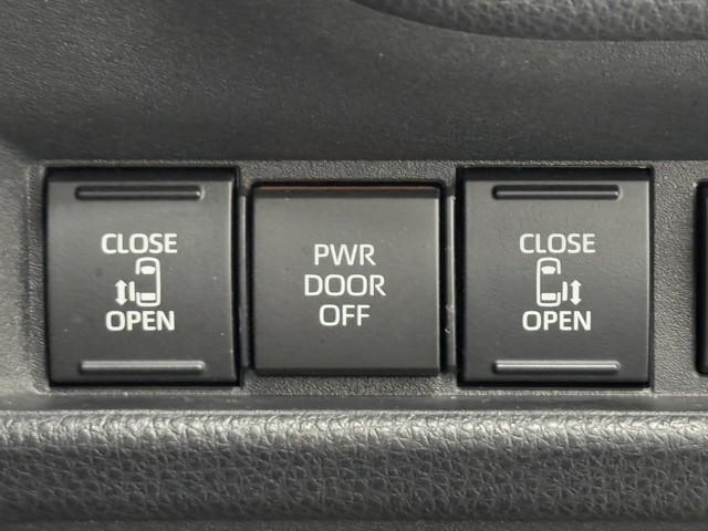 パワースライドドア装備でドアの開閉もスイッチ一つでワンタッチです。　坂道では大人でも重くなる事があるので老若男女問わず人気の装備ですよ。