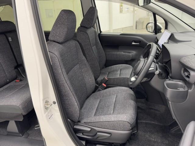 シンプルながら座り心地の良いシートです。　ホールド感も良いので長いドライビングでも疲れにくいんです。