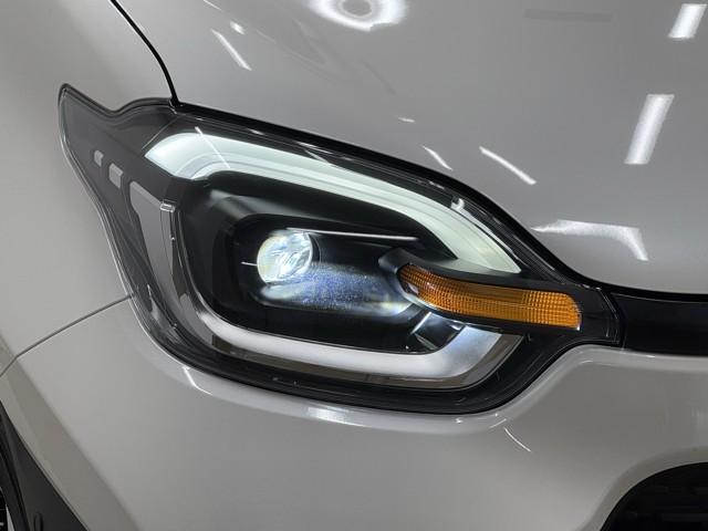 太陽光と色温度の近い明るいライトで夜道を明るく照らします。　雨の日や悪天候時も白色光が明るく照らしてくれますよ。　安全にも一役買ってくれます。