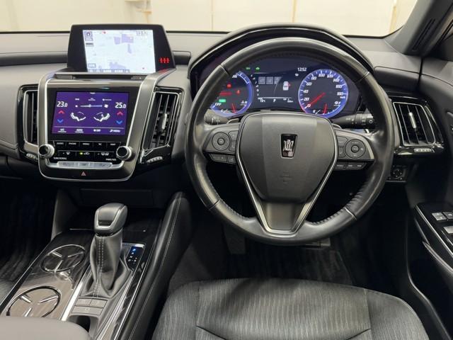 クラウンハイブリッド Ｇ　アルミ　ＬＥＤヘッド　キーフリー　記録簿　アイドリングストップ　横滑り防止機能　ＤＶＤ　ＥＴＣ　オートエアコン　ＡＵＸ　ＡＢＳ　メモリナビ　盗難防止装置　エアバッグ　オートクルーズコントロール（4枚目）