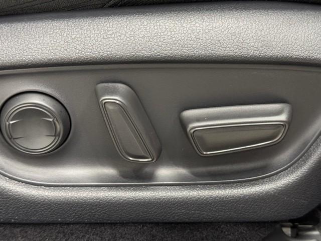 クラウンハイブリッド Ｇ　アルミ　ＬＥＤヘッド　キーフリー　記録簿　アイドリングストップ　横滑り防止機能　ＤＶＤ　ＥＴＣ　オートエアコン　ＡＵＸ　ＡＢＳ　メモリナビ　盗難防止装置　エアバッグ　オートクルーズコントロール（15枚目）