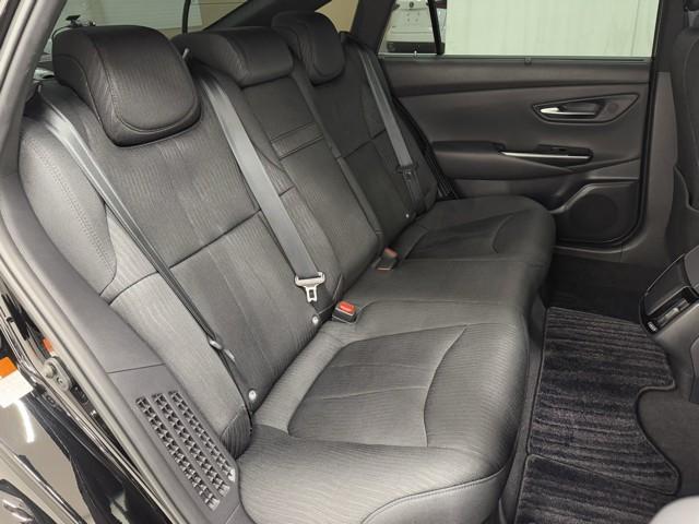 クラウンハイブリッド Ｇ　アルミ　ＬＥＤヘッド　キーフリー　記録簿　アイドリングストップ　横滑り防止機能　ＤＶＤ　ＥＴＣ　オートエアコン　ＡＵＸ　ＡＢＳ　メモリナビ　盗難防止装置　エアバッグ　オートクルーズコントロール（17枚目）