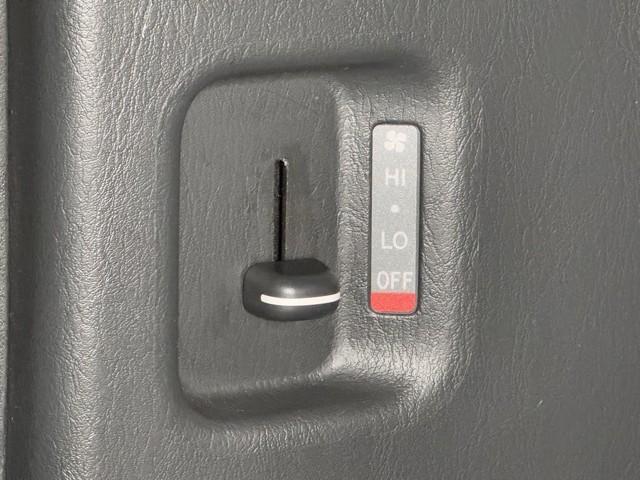 ハイエースバン ロングスーパーＧＬ　フルフラット　リアカメラ　ＳＲＳ　ダブルエアバッグ　Ｗエアコン　横滑り防止装置付　盗難防止機能　キーレス　スマートエントリー　ＤＶＤ視聴可　エアコン　パワステ　ナビＴＶ　ドライブレコーダ　ＥＴＣ（12枚目）