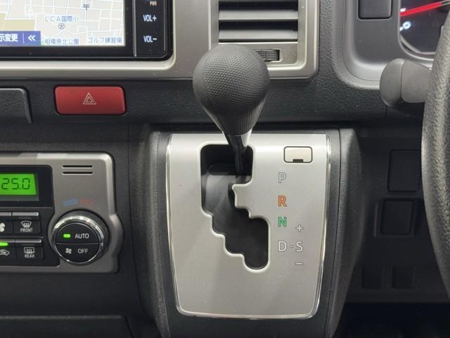 ハイエースバン ロングスーパーＧＬ　フルフラット　リアカメラ　ＳＲＳ　ダブルエアバッグ　Ｗエアコン　横滑り防止装置付　盗難防止機能　キーレス　スマートエントリー　ＤＶＤ視聴可　エアコン　パワステ　ナビＴＶ　ドライブレコーダ　ＥＴＣ（14枚目）