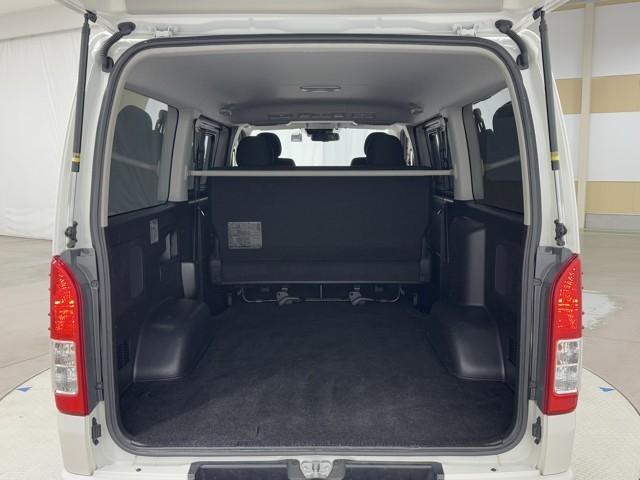 ハイエースバン ロングスーパーＧＬ　フルフラット　リアカメラ　ＳＲＳ　ダブルエアバッグ　Ｗエアコン　横滑り防止装置付　盗難防止機能　キーレス　スマートエントリー　ＤＶＤ視聴可　エアコン　パワステ　ナビＴＶ　ドライブレコーダ　ＥＴＣ（18枚目）