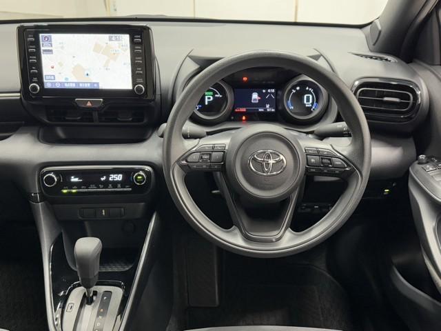 ヤリス ハイブリッドＧ　Ｉストップ　サイドエアバッグ　スマートキ　ナビ　Ｂモニター　ドライブレコーダー　ＥＴＣ車載器　横滑り防止装置　クルコン　セキュリティアラーム　メディアプレイヤー接続　パワステ　メモリーナビゲーション（4枚目）