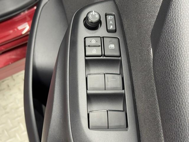 ヤリス ハイブリッドＧ　Ｉストップ　サイドエアバッグ　スマートキ　ナビ　Ｂモニター　ドライブレコーダー　ＥＴＣ車載器　横滑り防止装置　クルコン　セキュリティアラーム　メディアプレイヤー接続　パワステ　メモリーナビゲーション（9枚目）