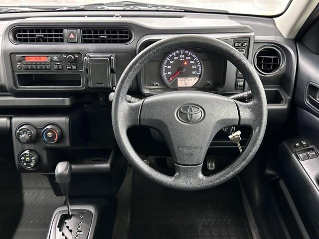 シンプルながら機能性あふれる運転席周りです。　使いやすいスイッチ類の配置によりとても運転しやすいですよ。