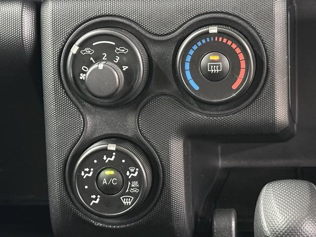 マニュアル式のエアコンスイッチです。　大き目のスイッチなので調整しやすいですよ。