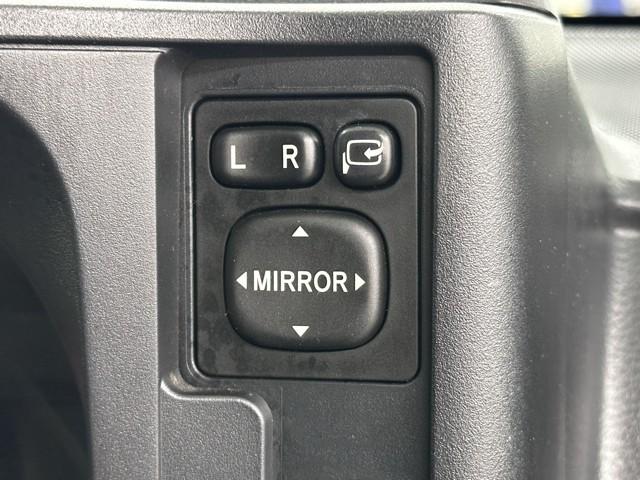 電動格納ミラーの操作スイッチですね。　駐車時にミラーを動かそうと外に出る必要も無く、悪天候の時でも運転席に居ながらミラーの操作できますよ。　一度使うと手放せない装備ですよね。