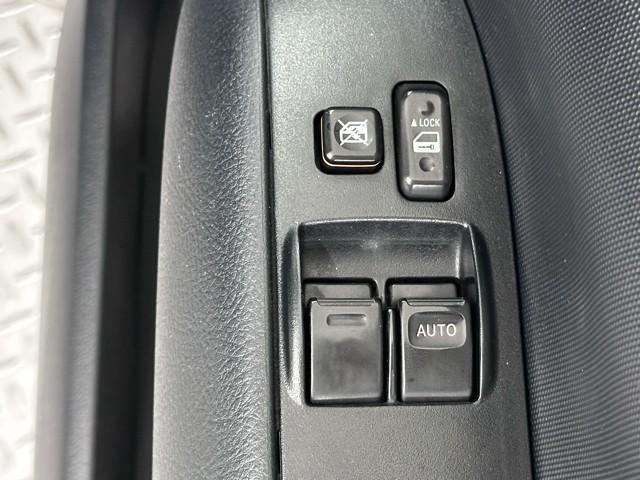 パワーウィンドウのスイッチですよ。　運転席に居ながら窓を開け閉めのコントロールできますよ。　ロック機能で、子供がイタズラして窓を開けるという事も無くなりますよ。