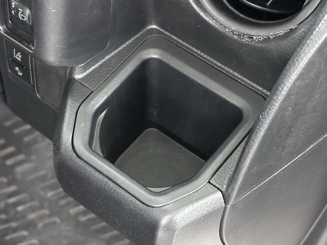 便利なカップホルダーを装備しています。　缶ジュースを開けて運転していると振動で倒れないかヒヤヒヤ、意外と置き場に困るもの。　意外に重要な装備ですね。