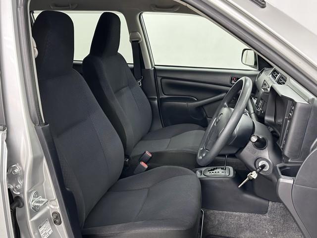 シンプルながら座り心地の良いシートです。　ホールド感も良いので長いドライビングでも疲れにくいんです。