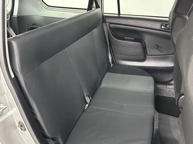 足元広々の座り心地良好、後席ですよ。　ドライビング中、長い間同じ体勢で居るのって大変ですよね。　長く座っているものだから、リラックスできるシートがいいですよね。