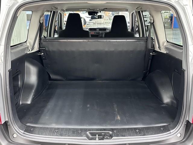 とても広々、大きな開口部の荷室スペースですね。　開口部広々だから、大きな荷物も楽々収納出来ちゃいますね。　荷物スペースは広いほうがいいですよね。