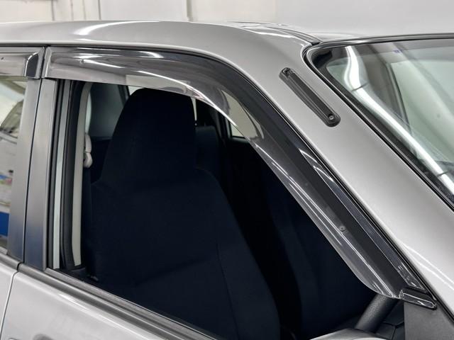 サイドバイザーが付いていますね。　雨の日でも換気できて便利ですよ。　後から付ける事も可能ですが最初から付いてる方が良いですよね。